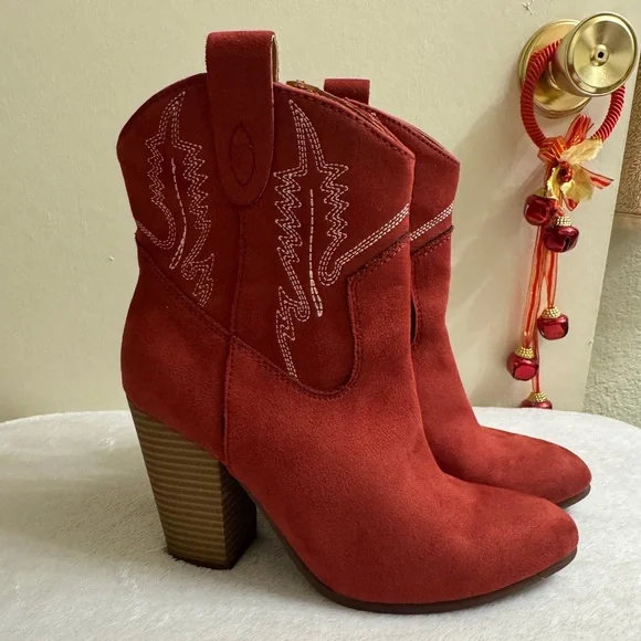 Code West red faux-suede Western ankle boots. Size 6.5 - Picture 3 of 16